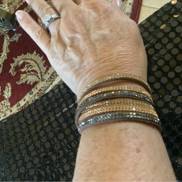 Bracelet earth tones stones twist around wrist snaps on ends very flashy🏝️🌞 - Picture 3 of 7